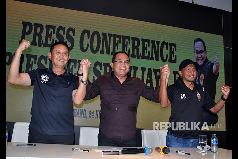  Pelatih Sriwijaya FC Rahmad Darmawan, resmi menandatangani kontrak untuk melatih Sriwijaya FC pada kompetisi 2018.