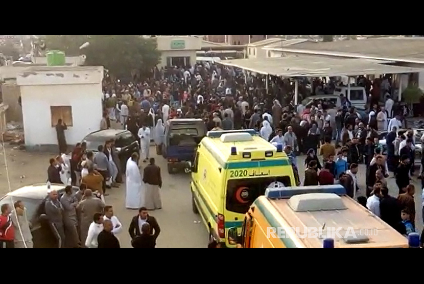  Sebuah gambar ambil yang diambil dari rekaman video menunjukkan orang-orang dan ambulans menunggu untuk mengevakuasi korban di luar masjid yang diserang di kota utara Arish, Semenanjung Sinai, Mesir, Jumat (24/11).