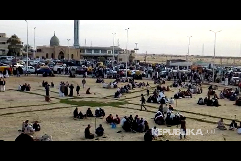  Sebuah gambar ambil yang diambil dari rekaman video menunjukkan orang-orang berkumpul di luar masjid yang diserang di kota utara Arish, Semenanjung Sinai, Mesir.