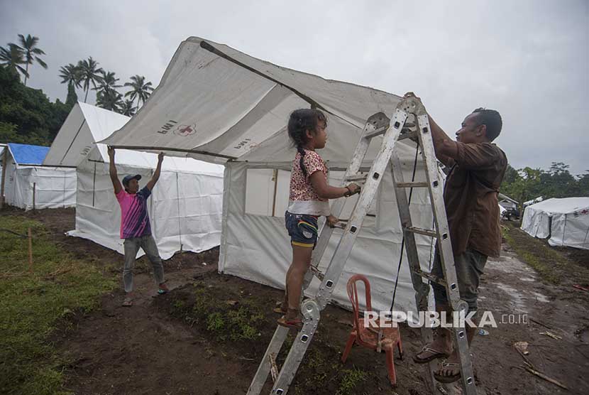 Pengungsi Gunung Agung membangun tenda untuk keluarganya di Desa Rendang, Karangasem, Bali (Ilustrasi)