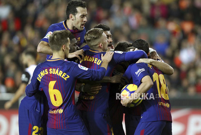 Pemain Barcelona merayakan gol pertama mereka ke gawang Valencia pada laga La Liga Spanyol di stadion Mestalla, Valencia, Senin (27/11) dini hari WIB.