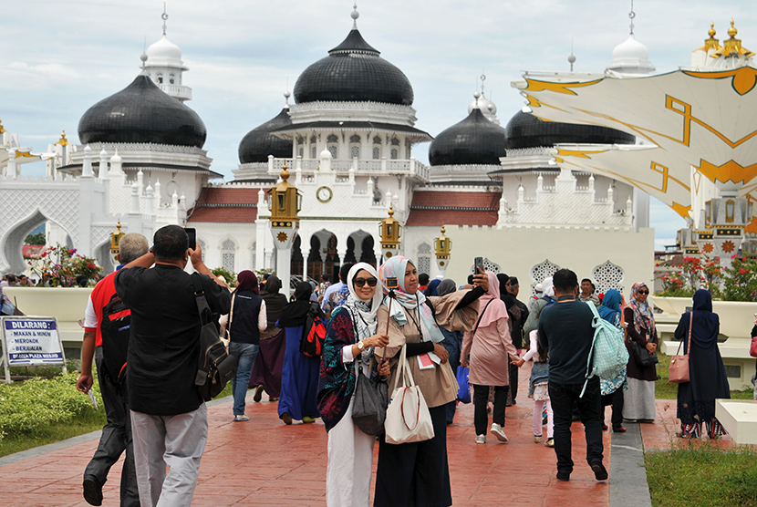 Sejumlah wisatawan kapal pesiar MV Costa Victoria mengunjungi Masjid Raya Baiturrahman di Banda Aceh, Senin (27/11). 