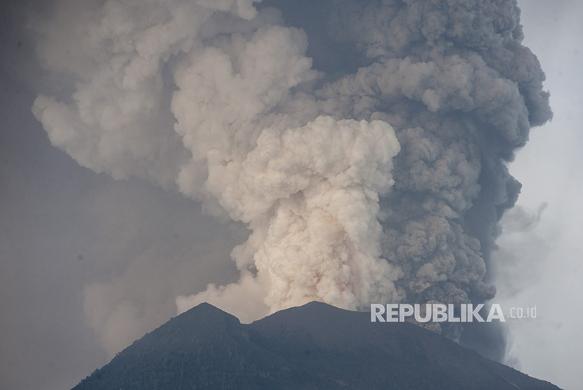 Volcanic ash burst from the crater of Mount Agung after the second phreatic eruption, observed from the Village Culik, Karangasem, Bali, Sunday (November 26).
