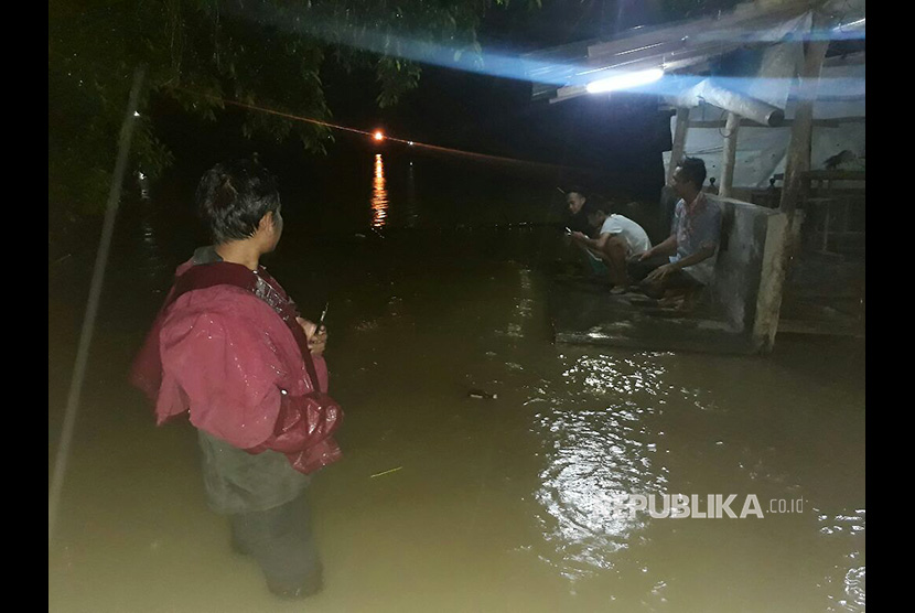 Tim tanggap bencana meminta warga untuk segera pindah ke tempat yang lebih aman menyusul meluapnya sungai Bengawan Solo.
