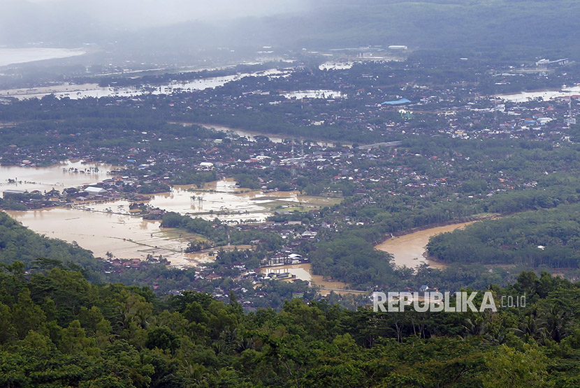 Pemandangan saat banjir merendam sejumlah desa dan kelurahan termasuk pusat Kota Pacitan, Jawa Timur. Banjir di Pacitan, Jawa Timur menelan dua korban jiwa dan satu lainnya hilang.