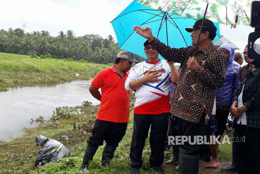 Gubernur DIY Sri Sultan Hamengku Buwono X didampingi Bupati Kulonprogo meninjau Kali Sen.