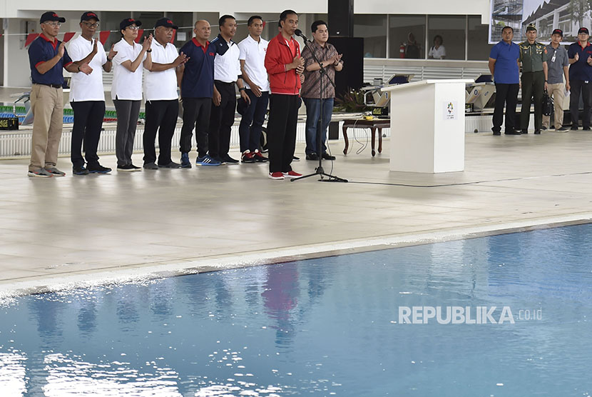 Presiden Joko Widodo (tengah) meresmikan Stadion Aquatik di Kompleks Gelora Bung Karno, Jakarta, Sabtu (2/12).