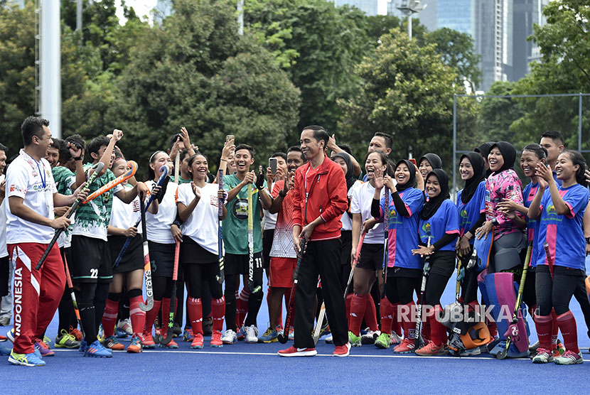 Aksi Presiden Joko Widodo (tengah) usai memukul bola hoki disela-sela peresmian empat venue Asian Games di Kompleks Gelora Bung Karno, Jakarta, Sabtu (2/12). 