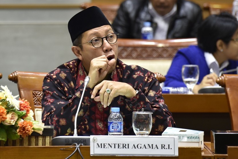 Menteri Agama Lukman Hakim Saifuddin mengikuti rapat kerja dengan Komisi VIII terkait layanan penyelenggaraan haji di Kompleks Parlemen Senayan, Jakarta, Senin (4/12).