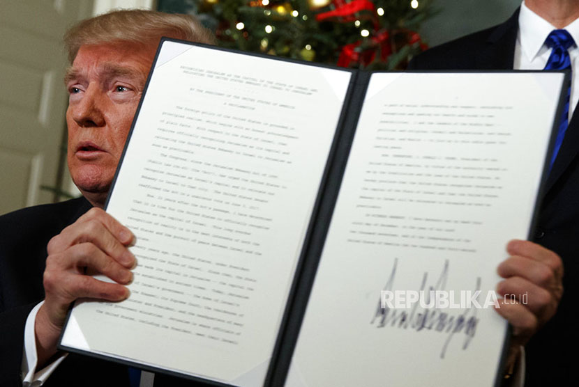 US President Donald Trump holds up a signed proclamation recognizing Jerusalem as the capital of Israel in the Diplomatic Reception Room of the White House, Wednesday (Dec. 6), in Washington.