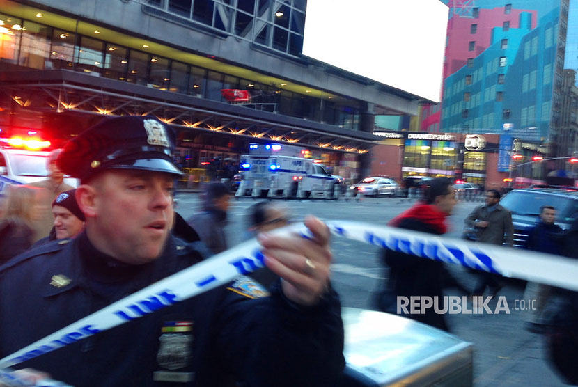 Polisi mengamankan lokasi ledakan di terminal bus Port Authority di dekat Times Square, Manhattan, New York, Amerika Serikat, Senin (11/12).