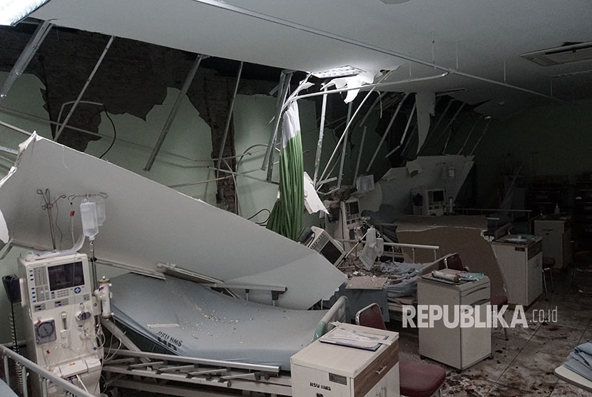 Kondisi ruangan hemodialisa yang mengalami kerusakan akibat gempa bumi magnitude 6,9 SR, di RSUD Banyumas, Jawa Tengah, Sabtu (16/12).
