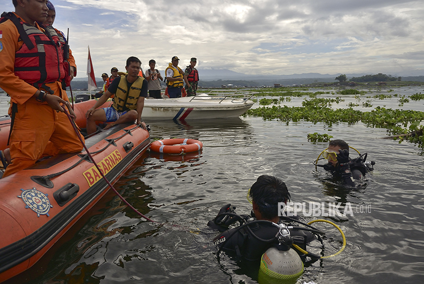 10 Perahu Karet Cari Korban Kapal Tenggelam di Waduk 