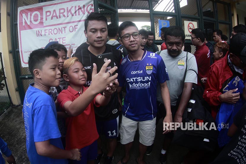   Fans Persib atau bobotoh berfoto bersama pemain Persib usai latihan (training camp/TC) di Yogyakarta, selama 9 hari sejak Kamis (21/12) lalu.
