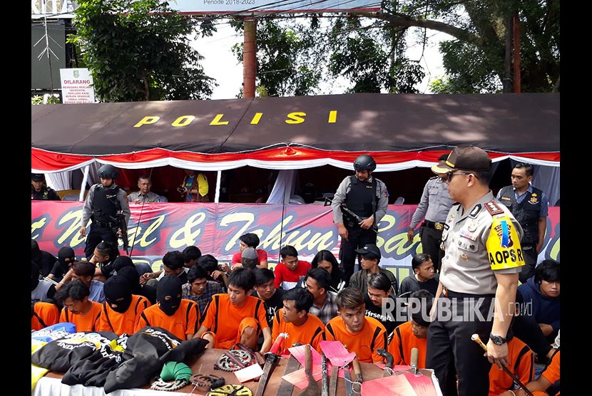 Puluhan anggota geng motor yang diamankan Polres Sukabumi Kota. Para anak milenial mantan berandalan geng motor itu kini diberi pelatihan  di rumah kreatif milenial.