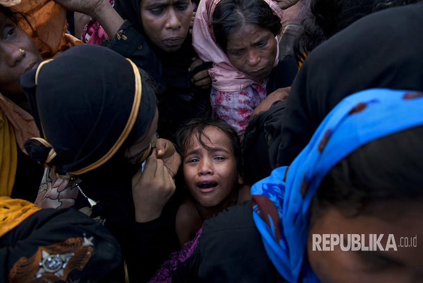 Dalam foto file bulan September 2017, seorang anak Muslim etnis Rohingya menangis ketika berebut pembagian makanan di kamp pengungsian Cox Bazar, Bangladesh.