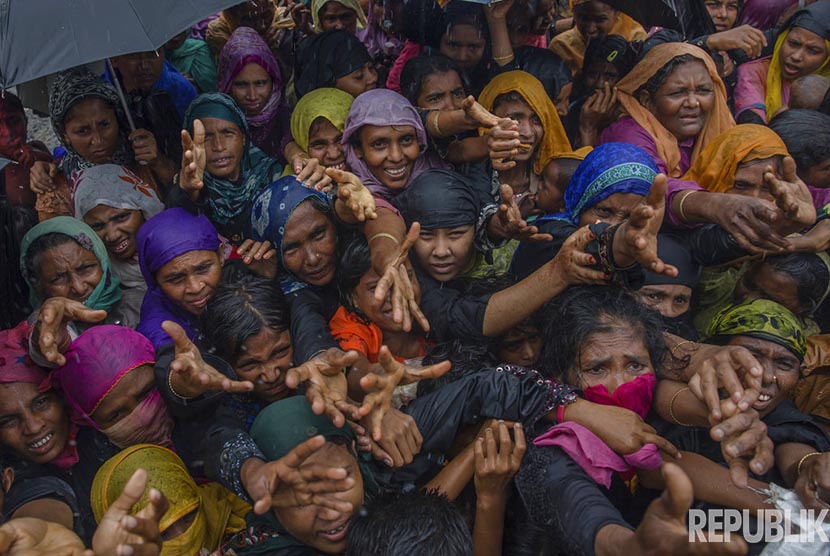  Dalam foto file bulan September 2017, sejumlah pengungsi perempuan Muslim Rohingya berebut pembagian makanan di kamp pengungsian Balukhali, Bangladesh.