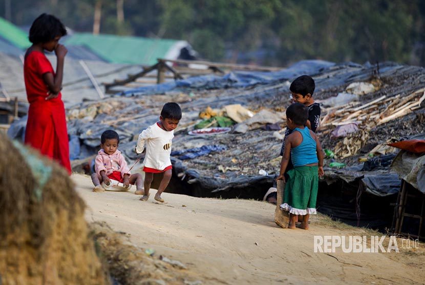  Anak-anak pengungsi Muslim Rohingya bermain di lokasi pengungsian Kutupalong di Ukhiya, Bangladesh, Kamis (21/12). 