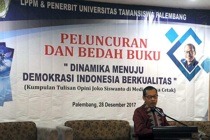  Joko Siswanto penulis buku berjudul “Dinamika Menuju Demokrasi Indonesia Berkualitas” menyampaikan sambutannya pada peluncuran dan bedah buku yang berlangsung Kamis (28/12).