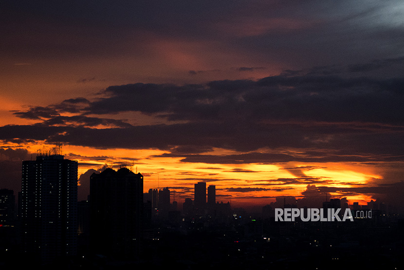 Suasana matahari tenggelam (sunset) di kawasan Ibu Kota Jakarta, Ahad (31/12). 