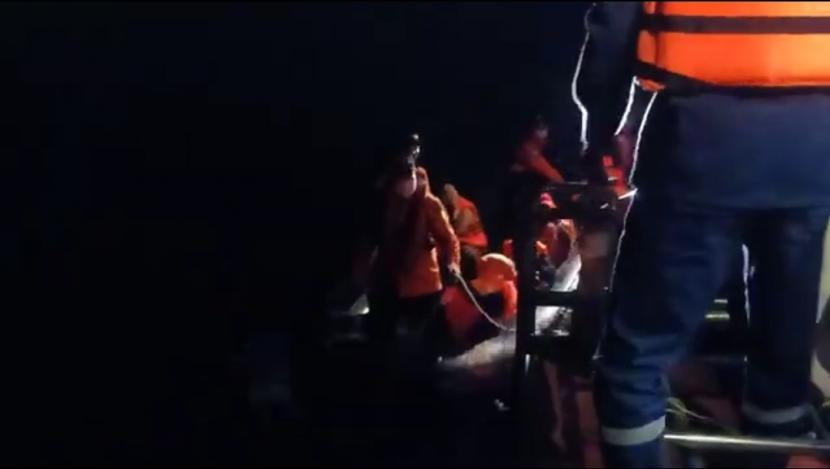 18 penumpang dan awak kapal berhasil dievakuasi dengan selamat ke Kapal SAR