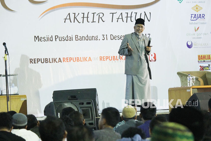 KH Tengku Maulana memberikan tausiyah pada acara Muhasabah Akhir Tahun yang digelar Republika Jawa Barat di Masjid Pusdai, Kota Bandung, Ahad (31/12).