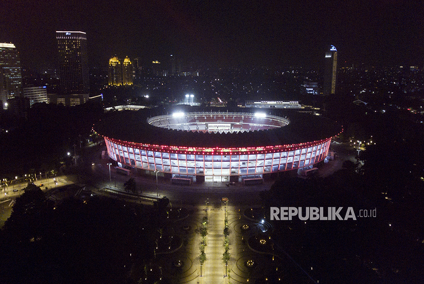 Stadion Utama Gelora Bung Karno (SUGBK) diterangi cahaya lampu warna warni.