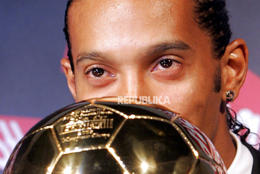 Ronaldinho saat memenangkan Ballon dÓr pada 2005.