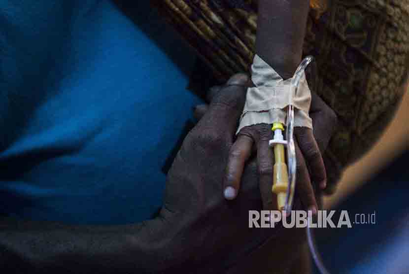 Tangan orang tua memegang tangan anaknya yang dirawat, di Rumah Sakit Umum Daerah (RSUD) Agats, Kabupaten Asmat, Papua, Senin (22/1).