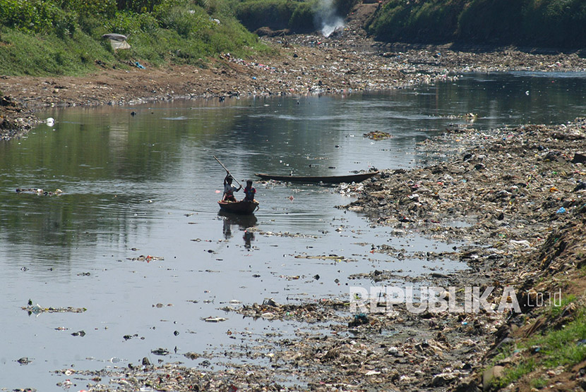 Pemandangan Sungai Citarum saat sedang surut di kawasan Dayeuhkolot-Baleendah, Kabupaten Bandung, Kamis (25/1).                               