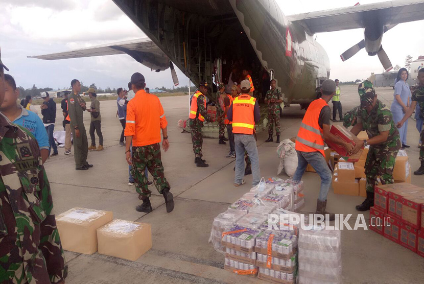  Bantuan TNI untuk mempercepat penyembuhan penderita gizi buruk maupun campak di Kabupaten Asmat, Papua.