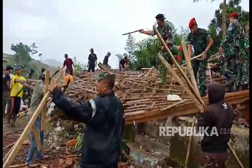 TNI terjun membantu warga yang terkena peristiwa gempa di Lebak Provinsi Banten.