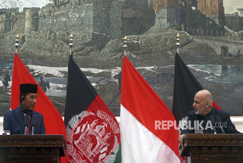  Presiden Jokowi bersama Presiden Afghanistan Ashraf Ghani saat konferensi pers di Istana Presiden, Kabul, Senin (29/1).