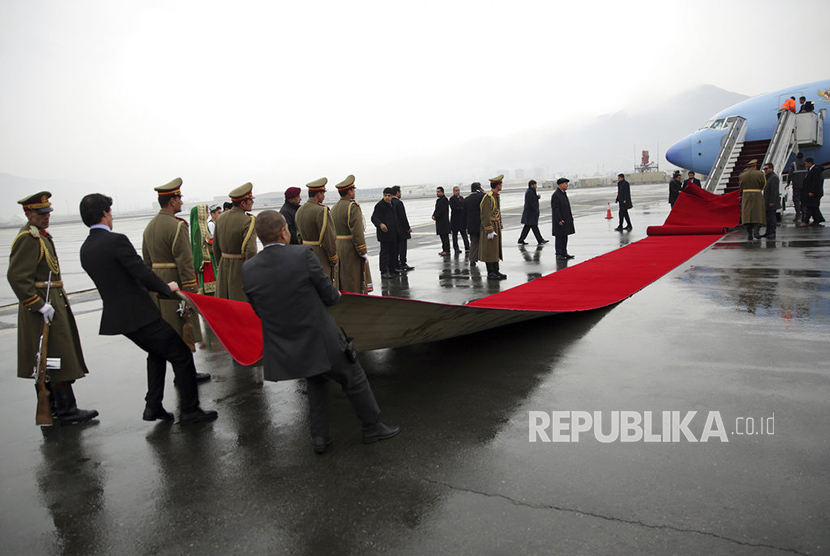 Sambut Presiden Jokowi, karpet merah digelar di Bandara Internasional Hamid Karzai, Afganistan, Senin (29/1). 