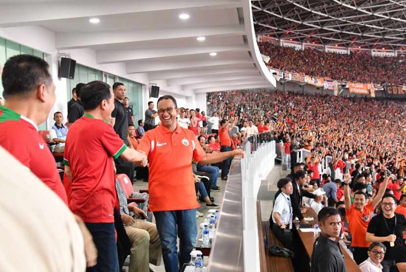 Jokowi salami Anies Baswedan saat Persija ungguli Bali United di Stadion Gelora Bung Karno (GBK), Sabtu (17/2).