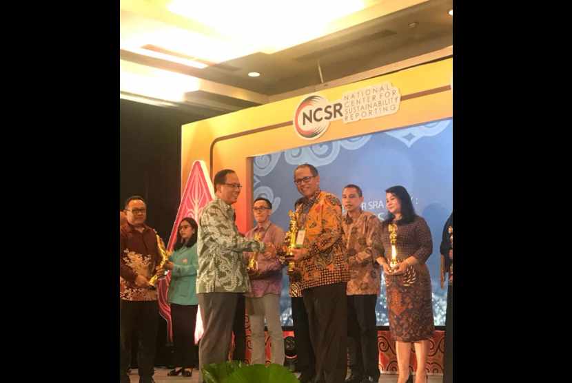 Direktur Teknologi PT Pupuk Indonesia (Persero) M. Djohan Safri menerima penghargaan Best Sustainability Report 2016 Category Manufactures pada ajang Sustainibility Reporting Award 2017 yang diberikan oleh Menteri Riset, Teknologi dan Pendidikan Tinggi Prof. Muhammad Nasir, Ph.D, AK. Pupuk Indonesia penghargaan 7 yang di gelar oleh National Center for Sustainability Reporting (NCSR) di Hotel Lorin Solo, Sabtu 24 Februari 2017.