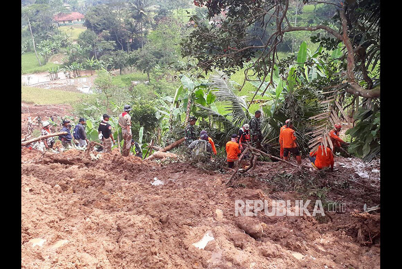 Tim gabungan BPBD Bandung Barat, Basarnas, Relawan dan TNI masih melakukan pencarian terhadap korban kedua longsor di Kampung Bonjot, Desa Buninagara, Selasa (6/3).