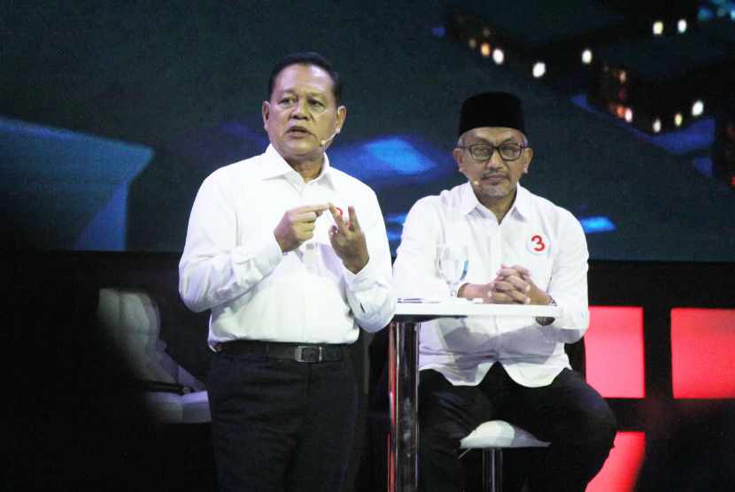 Pasangan Sudrajat dan Ahmad Syaikhu menyampaikan paparannya saat Debat Publik Pertama Pilgub Jawa Barat 2018 bersama empat pasangan calon gubernur dan wakil gubernur Jawa Barat, di Gedung Sabuga, Kota Bandung, Senin (12/3).