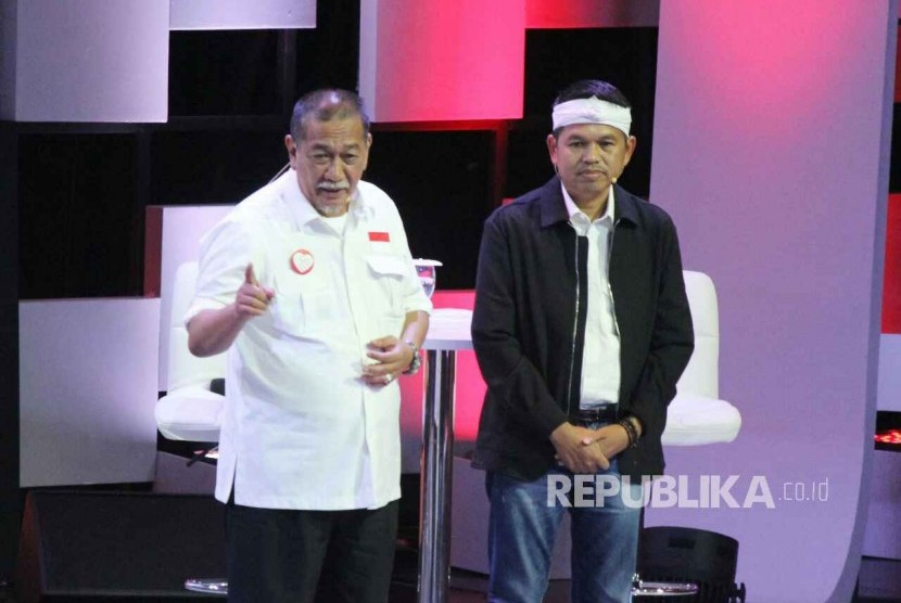 Pasangan Deddy Mizwar dan Dedi Mulyadi menyampaikan paparannya saat Debat Publik Pertama Pilgub Jawa Barat 2018 bersama empat pasangan calon gubernur dan wakil gubernur Jawa Barat, di Gedung Sabuga, Kota Bandung, Senin (12/3).