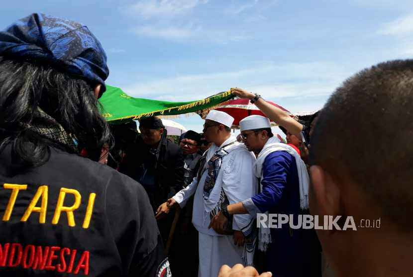 Jenazah Wulan Mayasari, istri kedua Opick, pelantun tembang 'Tombo Ati' telah datang dan dikebumikan di TPU Semper, Cilincing Jakarta Utara, Senin (19/3) pukul 10.30 WIB.    