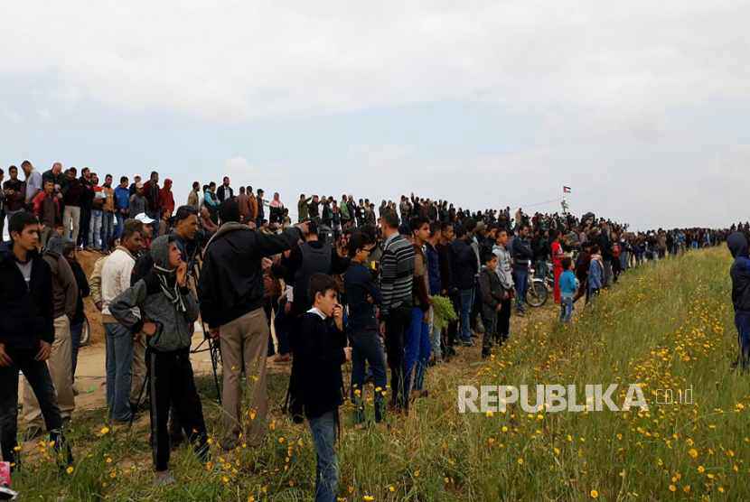 Ribuan masyarakat Gaza bergerak menuju perbatasan Palestina-Israel, Jumat (30/3).
