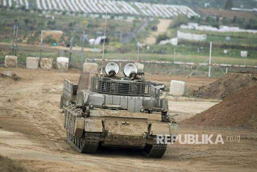 Ratusan personil militer zionis Israel, Jumat (30/3), berkumpul di sekitar perbatasan dengan peralatan militer lengkap.
