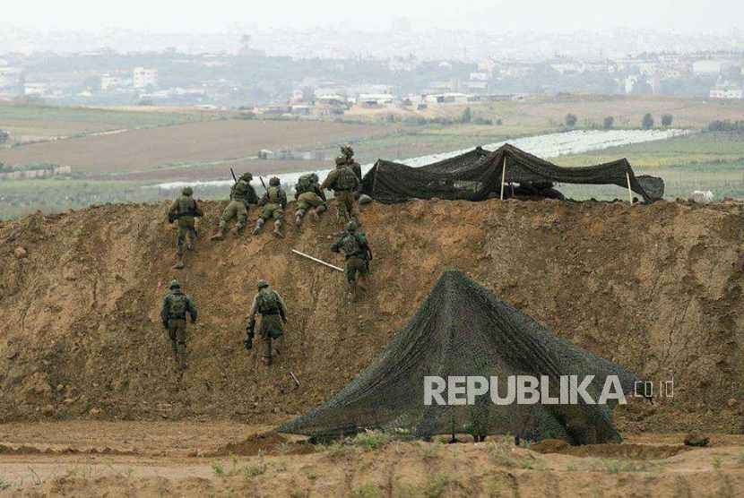 Ratusan personil militer zionis Israel, Jumat (30/3), berkumpul di sekitar perbatasan dengan peralatan militer lengkap.