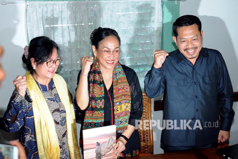 Sukmawati Soekarnoputri (tengah) bersama Halida Hatta (kiri) foto bersama usai konferensi pers di Warung Daun, Cikini, Jakarta, Rabu (4/4). 