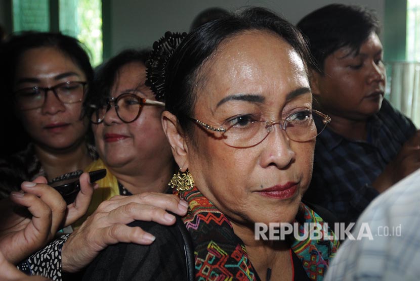 Sukmawati Soekarnoputri holds a press conference at Cikini, Jakarta, on Wednesday (April 4). Dalam konferensi pers tersebut Sukmawati Soekarnoputri menyampaikan permohonan maaf kepada seluruh umat Islam terkait puisinya yang kontroversial.  