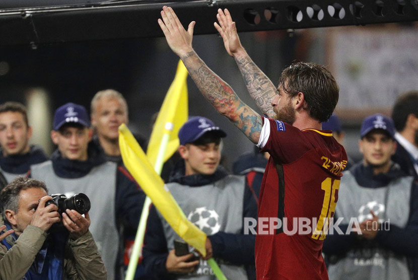 Salah satu momen saat AS Roma  berhasil mengalahkan Barcelona 3-0 pada leg kedua babak delapan besar Liga Champions Eropa dua musim lalu.