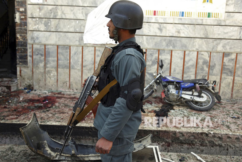  Serangan bom bunuh diri terjadi di luar pusat pendaftaran pemilu di Kabul, Afghanistan, Ahad (22/4).