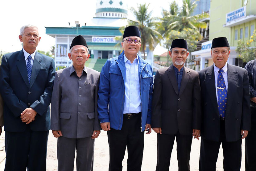  Ketua MPR Zulkifli Hasan berlkunjung ke Pondok Pesantren Darussalam Modern Gontor Ponorogo, Selasa (24/4) 