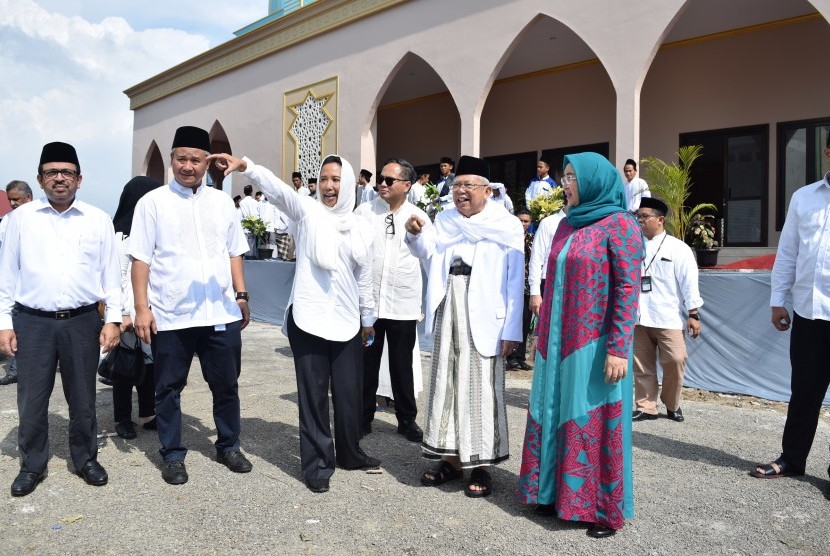  Menteri BUMN Rini Soemarno bersama Ketua MUI KH. Ma'ruf Amin usai menandatangani prasasti pembangunan Masjid Agung Penata di Serang, Banten, Kamis (24/5). 