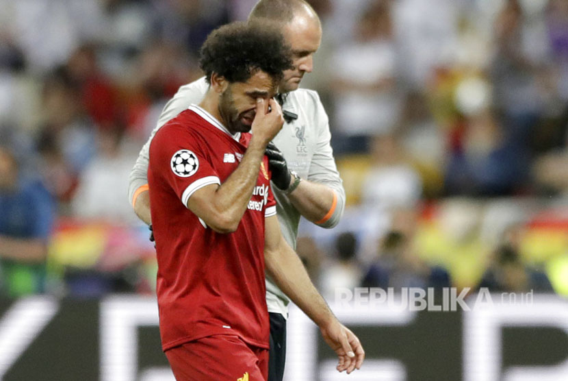   Mohamed Salah tampak kecewa dan tak kuasa menahan tangis saat meninggalkan lapangan.